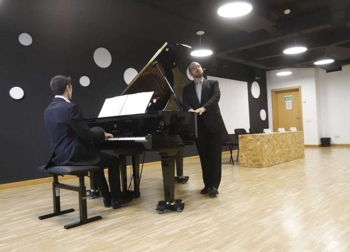 César Polo con Enrique Escartín al piano en la sala Antón García Abril.