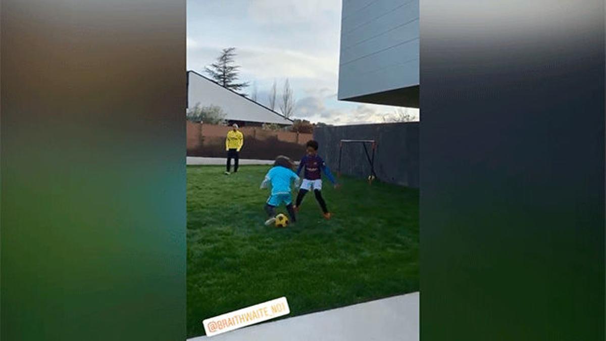 Braithwaite juega al fútbol con sus hijos en el jardín de casa