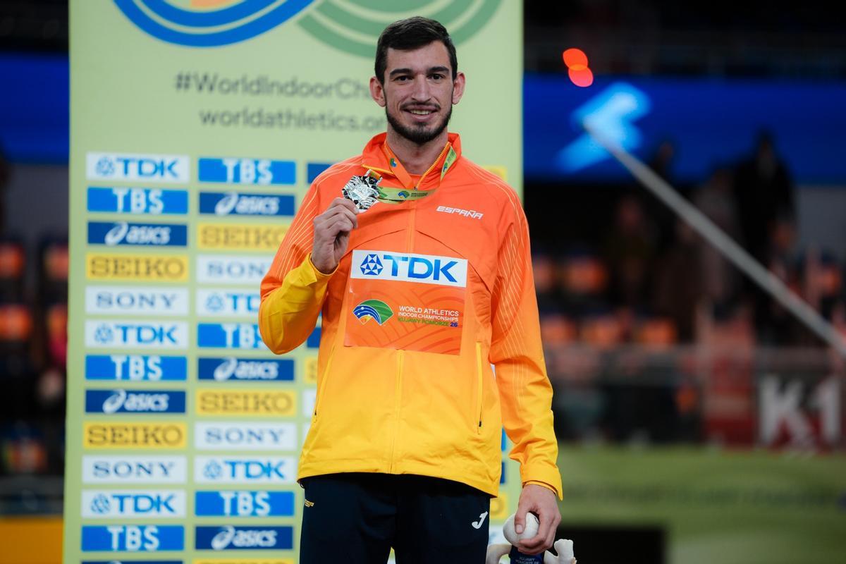 Quique Llopis con su medalla de plata.