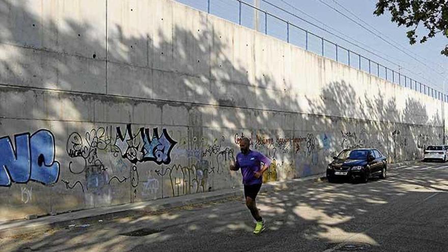 Imagen del talud de las vías del tren, ahora degradado, que albergará las obras del concurso.