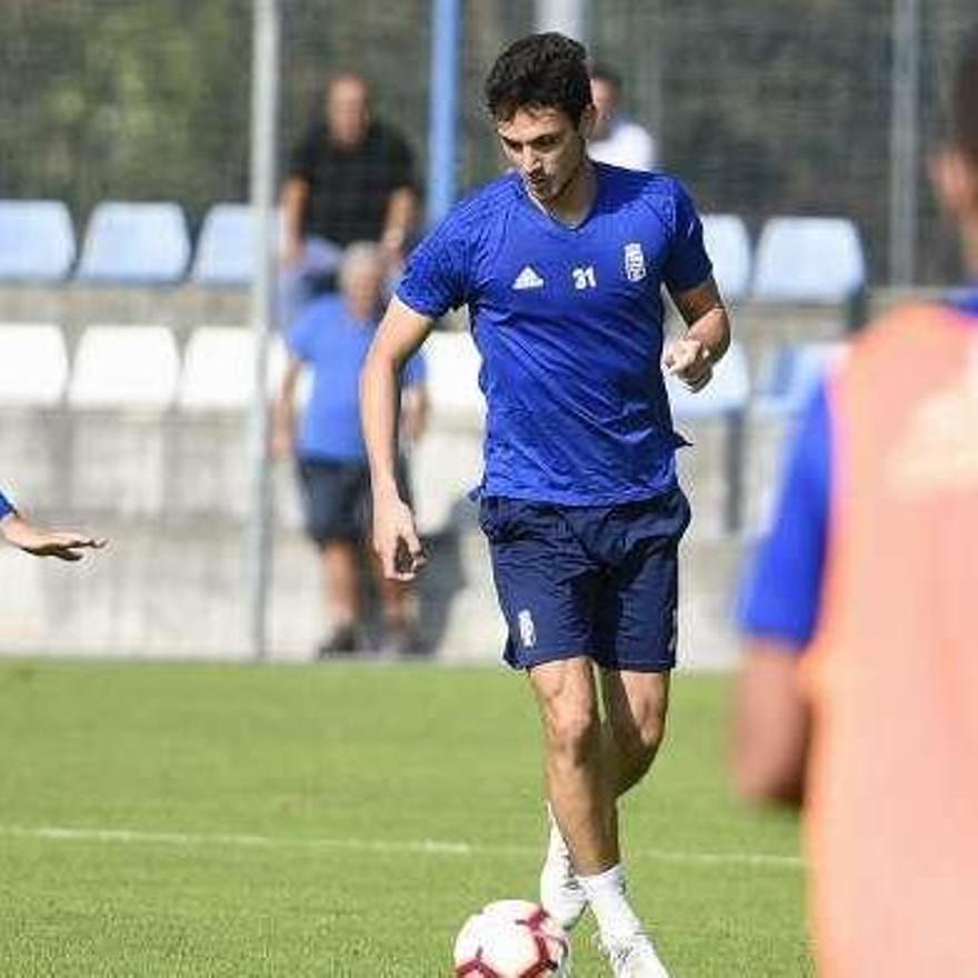 Borja Sánchez, en el centro, en un entrenamiento del Oviedo.