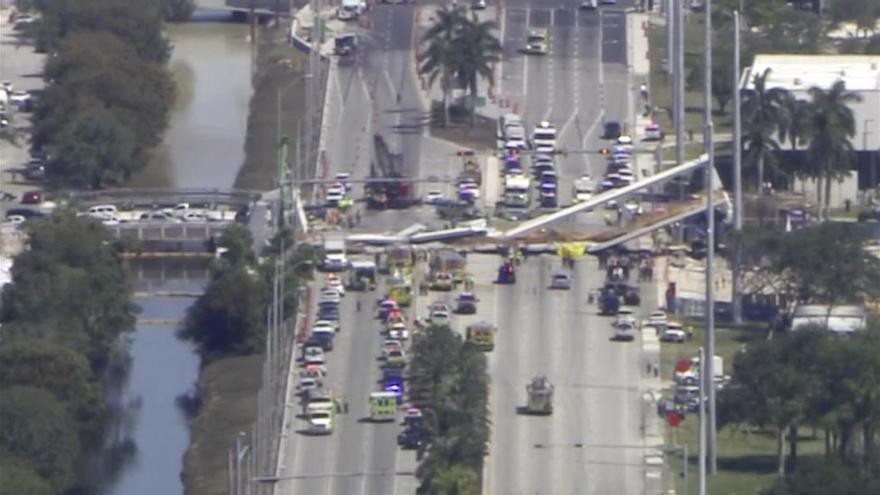 Varios muertos al caer un puente sobre una autopista de Miami