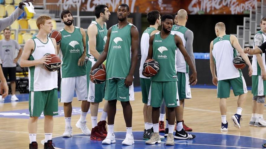 La plantilla del Unicaja, con los valiosos cupos Alberto, Soluade y Okouo, al frente.