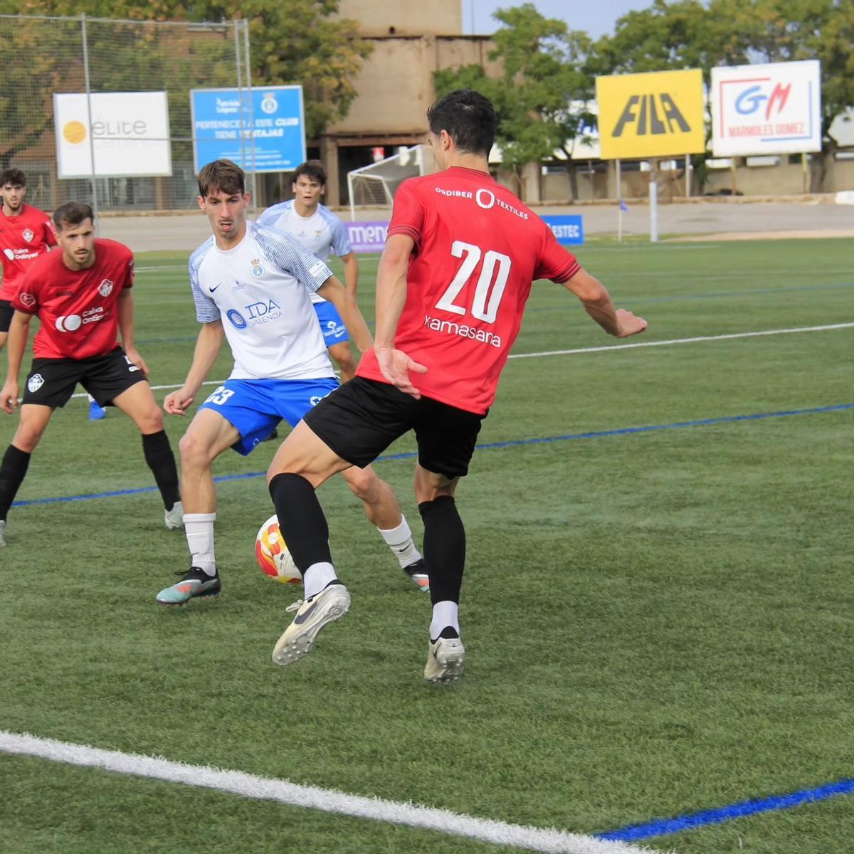 El Ontinyent 1931 en un lance del partido en la Vall d'Uixó.
