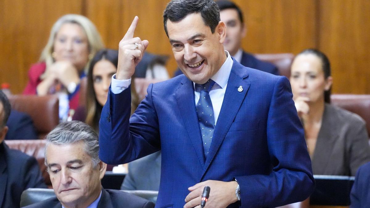 El presidente de la Junta de Andalucía, Juanma Moreno, interviene durante la sesión de control en el pleno del Parlamento andaluz.