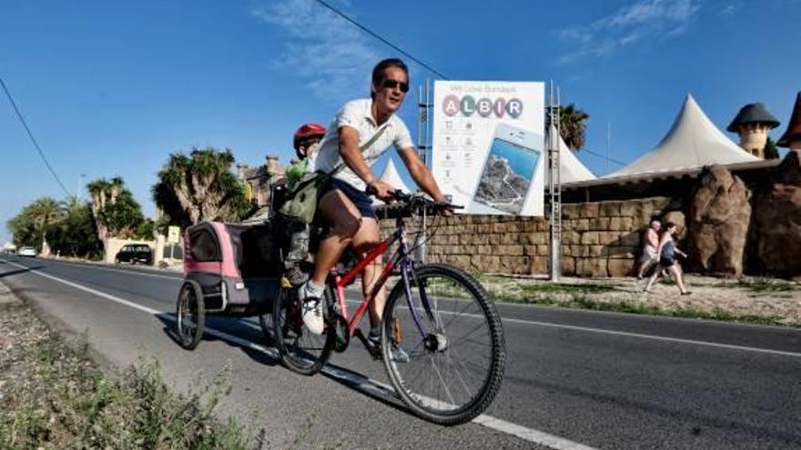 Ciclista en el tramo de la carretera de l&#039;Albir.