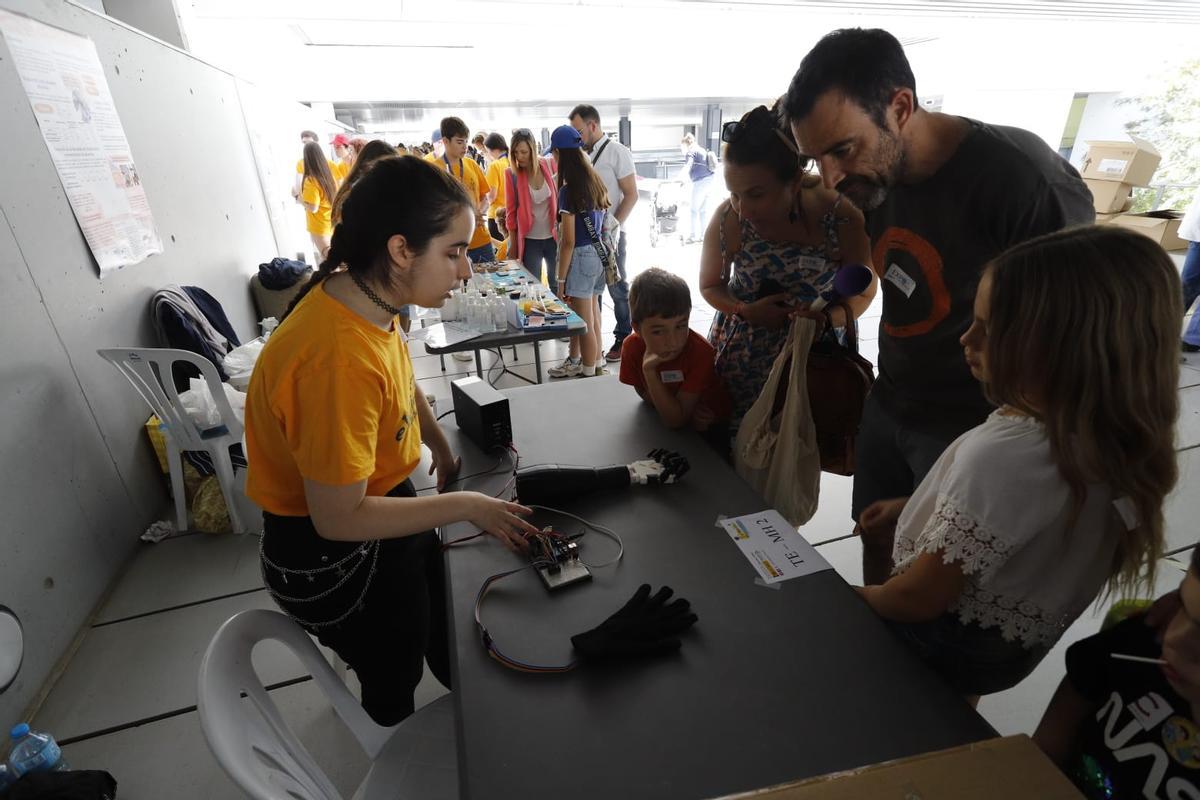 Miles de jóvenes se acercan a la ciencia en la Expociencia en el Parc Científic de la UV