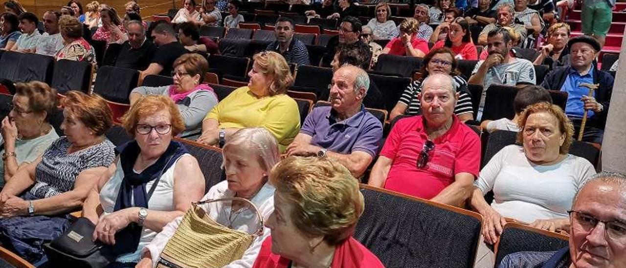 Un momento de la reunión de ayer en el Centro Social do Mar de Bueu. // Santos Álvarez