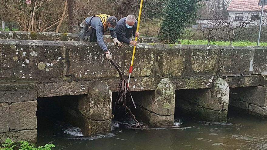 Limpieza del río Couso en Xeve y de Os Gafos tras las crecidas | VAIPOLORÍO