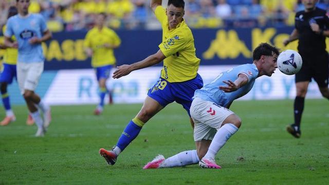 El centrocampista catalán, titular ayer el tan histórico día, se lleva un balón con la cabeza. | LOF