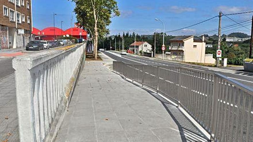 Nueva acera que el Concello de Cambre ha ejecutado en el acceso a la urbanización de A Barcala.