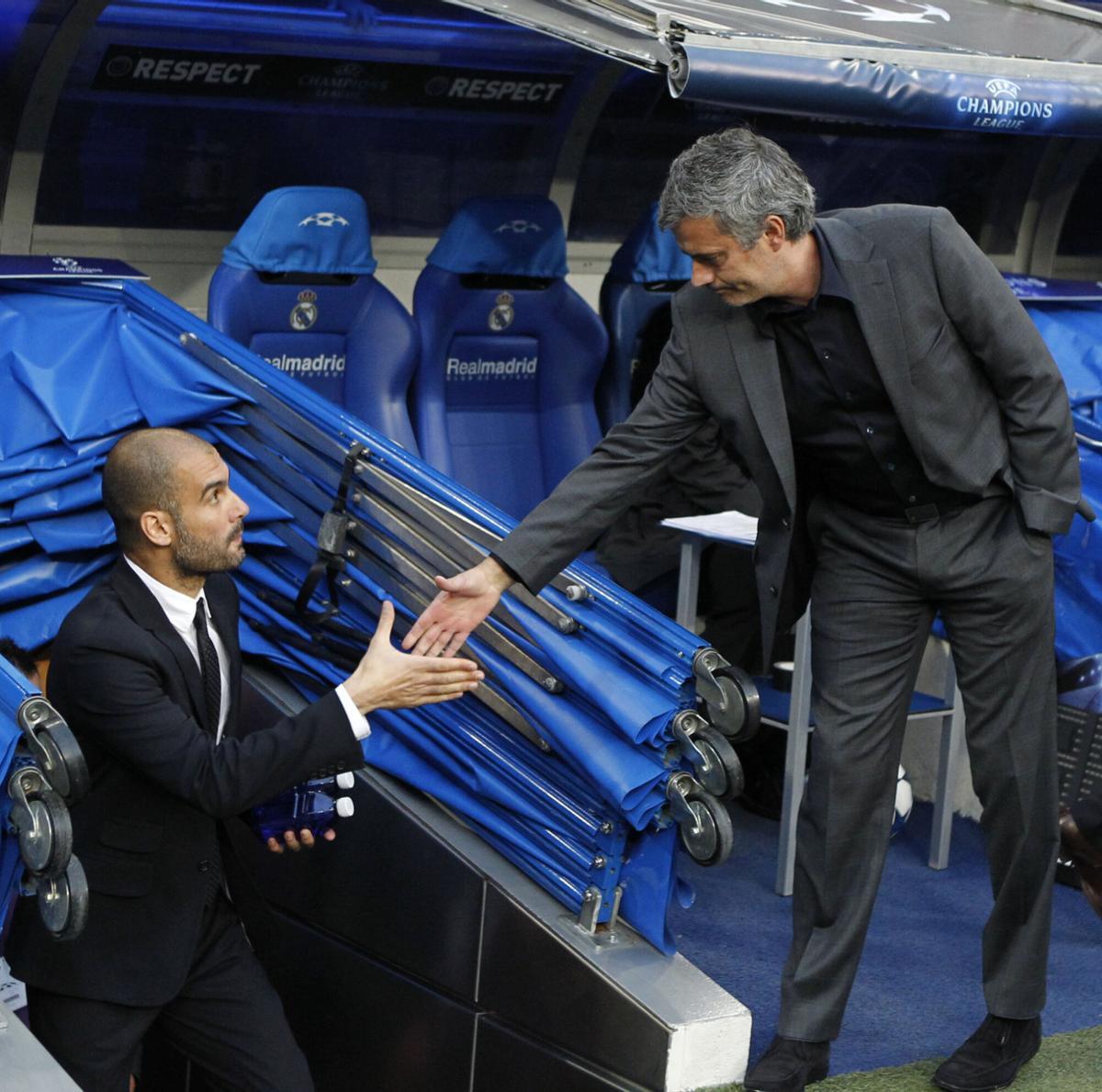 MD115. MADRID, 27/04/201l.- El entrenador portugués del Real Madrid, José Mourinho (d), saluda al entrenador del FC Barcelona, Pep Guardiola, en los momentos previos al inicio del encuentro, correspondiente a la ida de la semifinal de la Liga de Campeones, que enfrenta a los dos equipos esta noche en el estadio Santiago Bernabeu, en Madrid. EFE/ Alberto Martín. horizontal