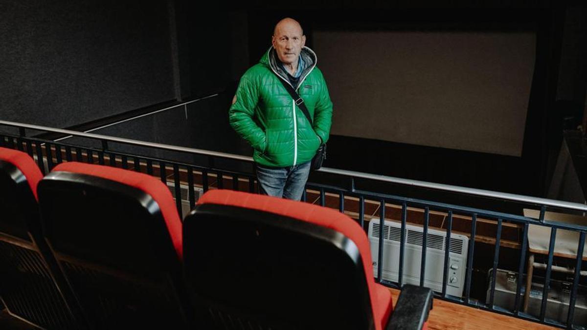 El alcalde en funciones de Isaba, Carlos Anaut Abadía, posa en la segunda planta de asientos de butacas del cine.