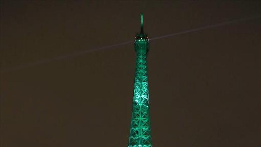 La torre Eiffel se lava la cara