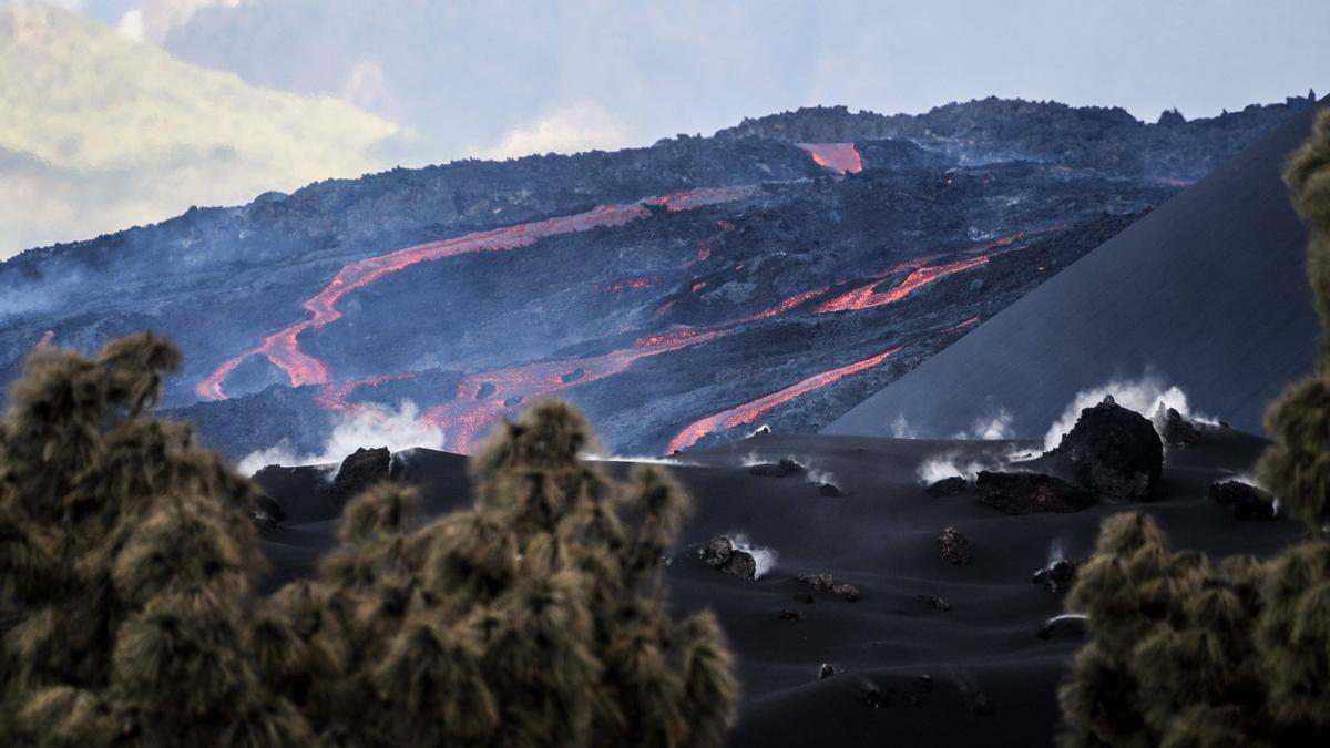 Volcán de La Palma sube índice de explosividad por emisión de piroclastos