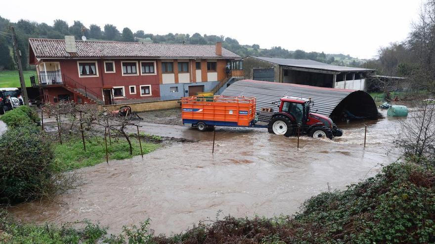 El primer azote invernal deja un reguero de argayos, inundaciones y retrasos en trenes en Asturias