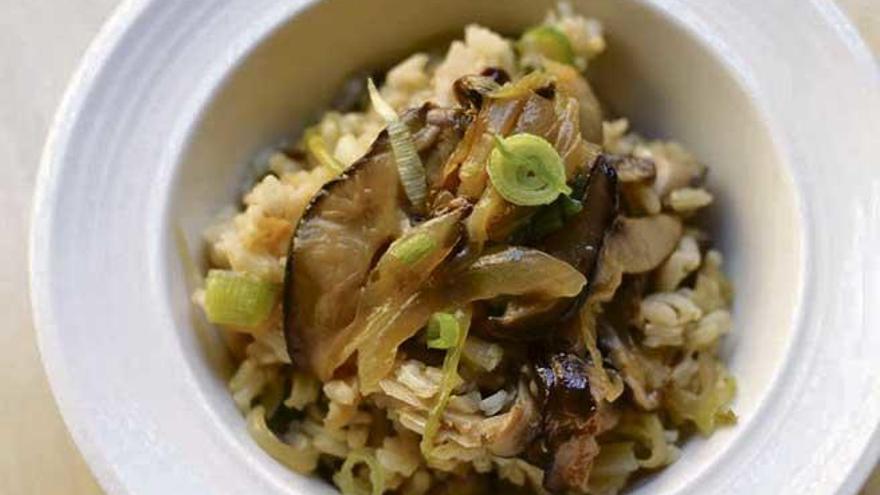 Arroz salteado con shiitakes y tofu ahumado