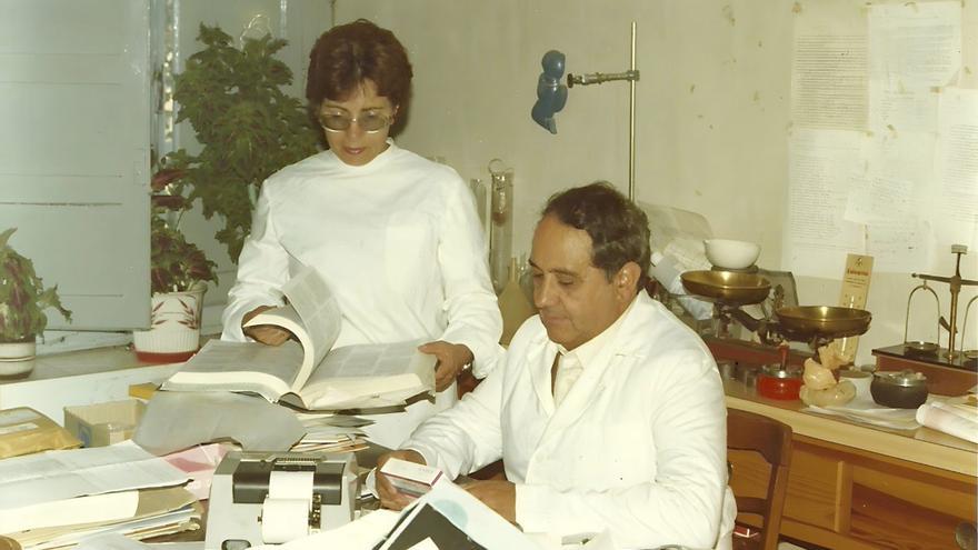 Fotografía retrospectiva de Adoración y José en la farmacia | CEDIDA A CH. S.