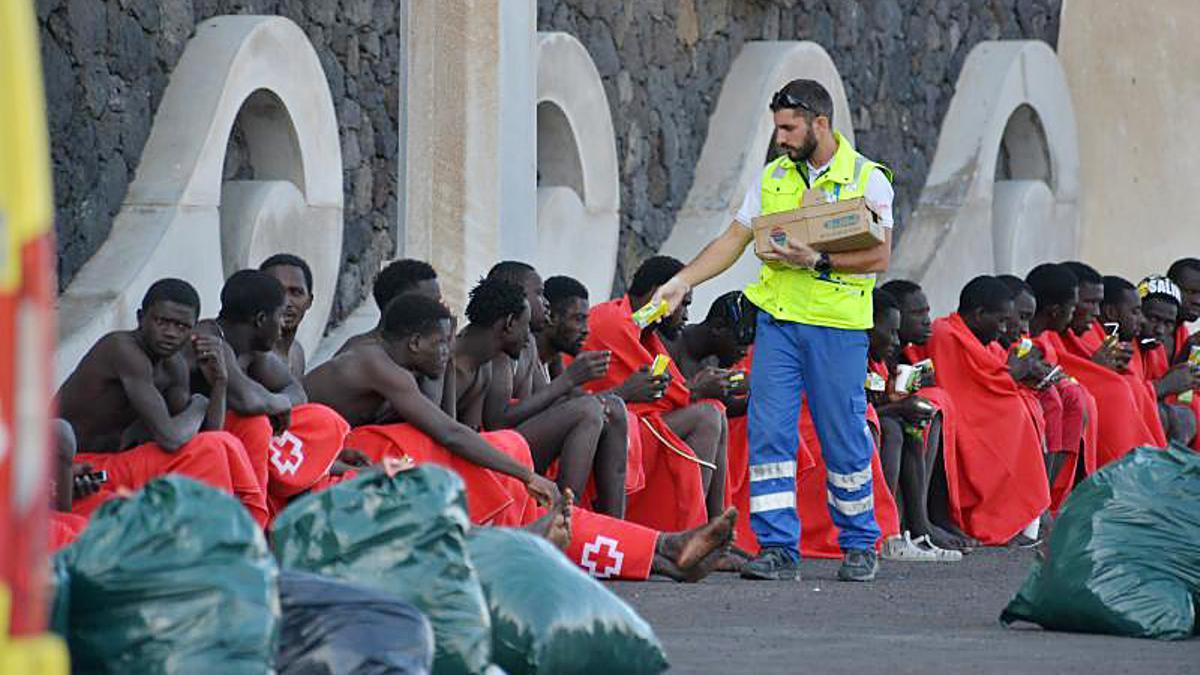 Salvamento Marítimo rescata cerca de 450 migrantes en aguas de Canarias