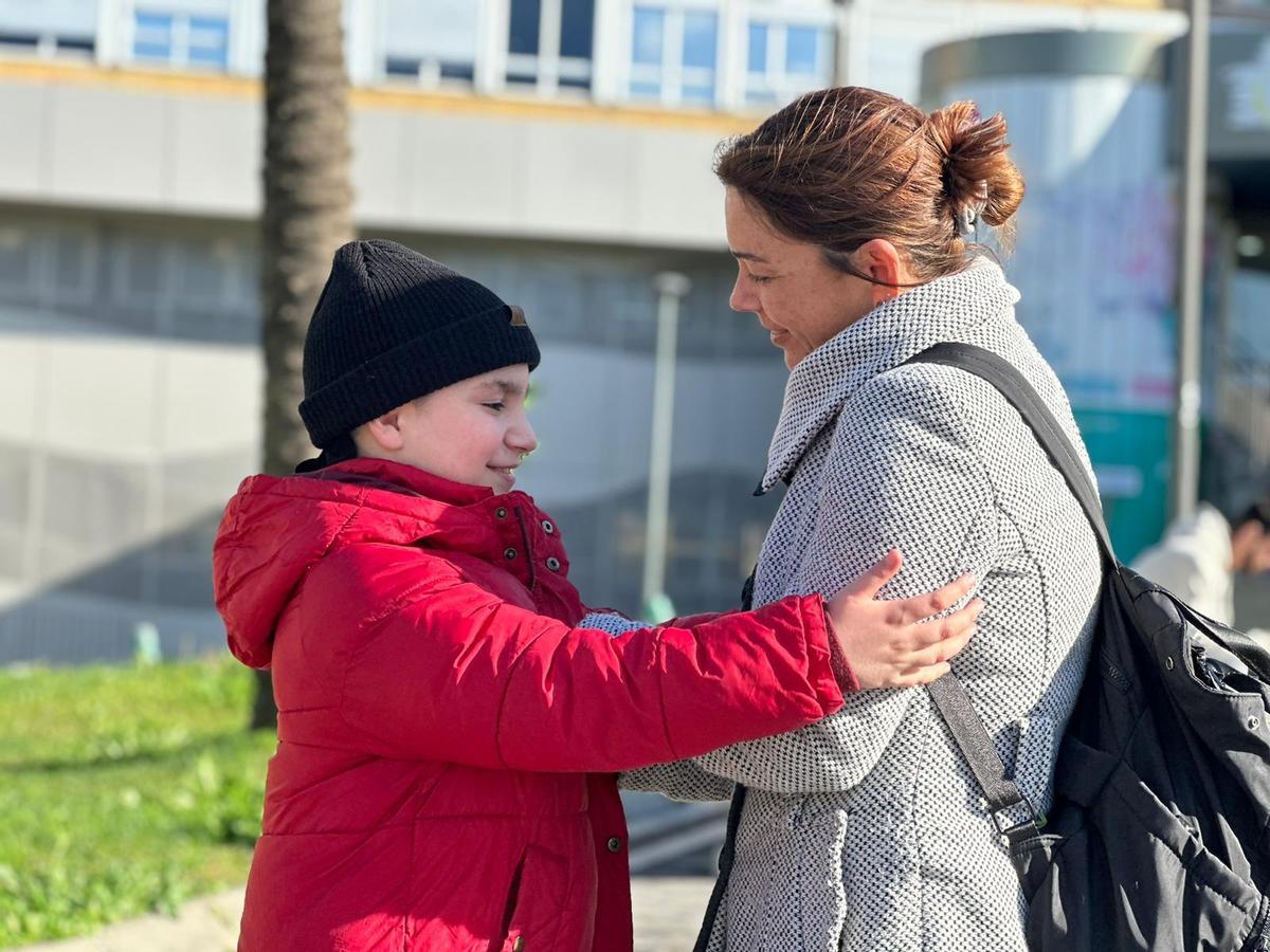 Lucas junto a su madre en la entrada del Hospital de Día del Virgen del Rocío.
