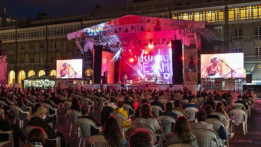 Triángulo de Amor Bizarro, en la plaza de María Pita.   | // L. O.