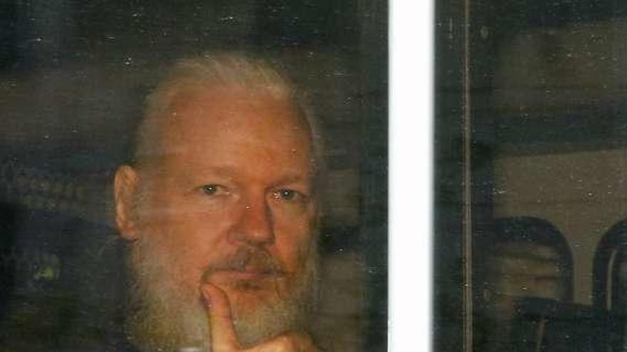Assange, en un furgón policial tras su arresto en Londres. // Reuters