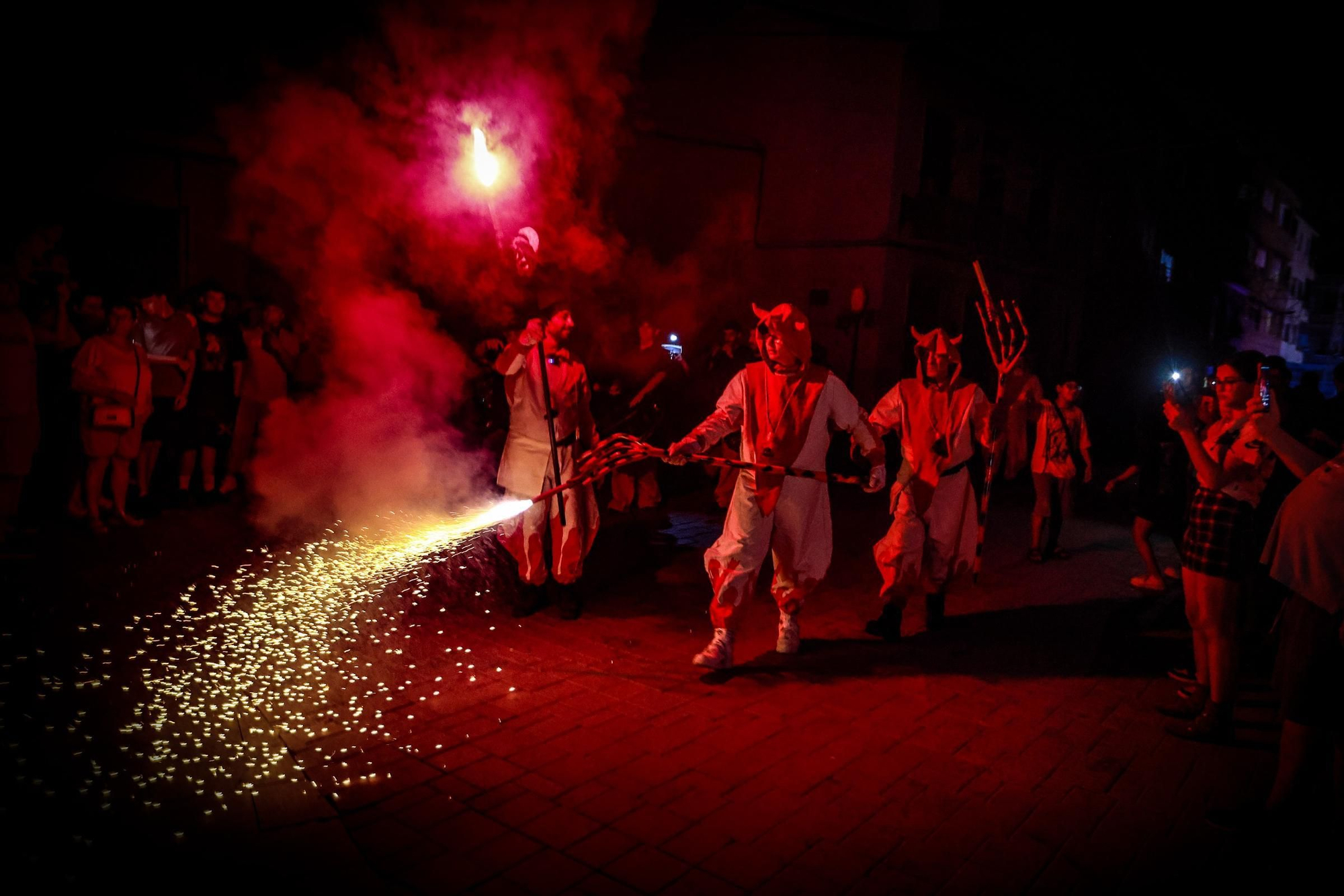 Correfocs y la hoguera más madrugadora arrancan el mejor ambiente de las fiestas patronales de Rojales