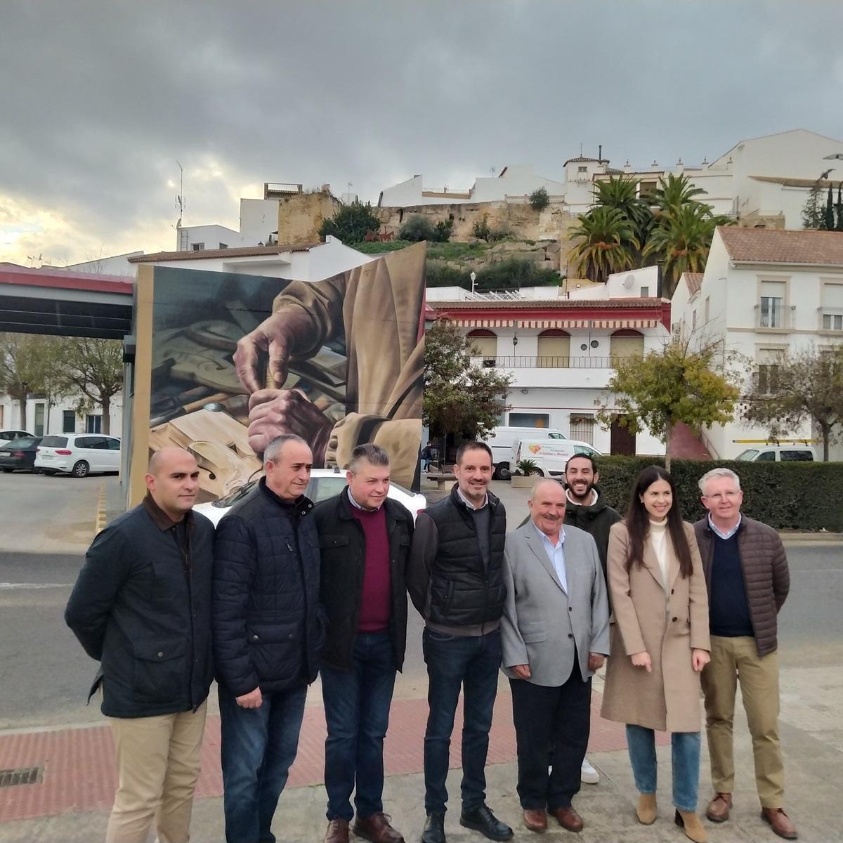 Autoridades, artesanos y el artista, ante el mural dedicado a la artesanía del olivo en Castro del Río.