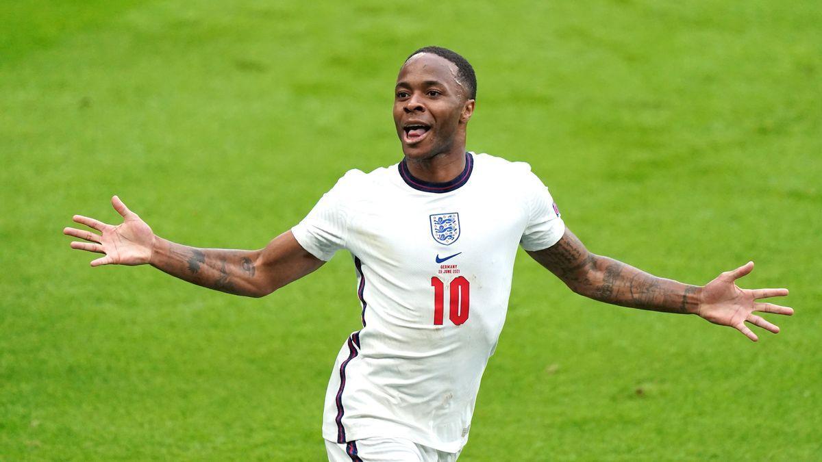 Sterling celebra el primer gol de Inglaterra a Alemania