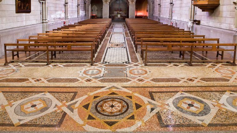 El desconocido mosaico de Gaudí escondido en el barrio de Sant Antoni y que nada tiene que ver con su etapa modernista
