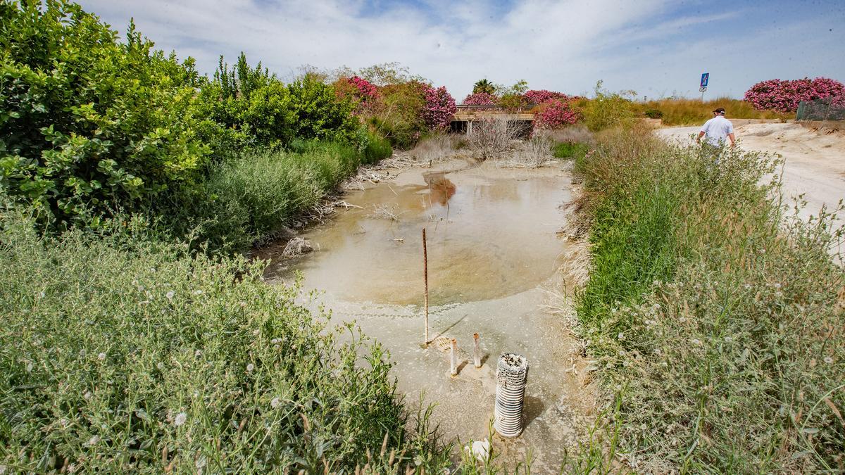 Acumulación de aguas de drenaje de riego en Campo de Salinas