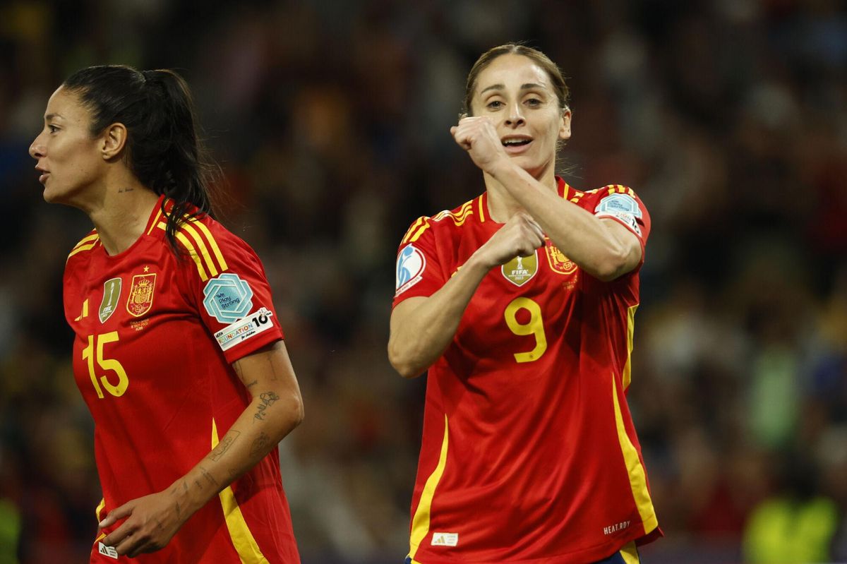 BERNA (SUIZA), 11/07/2025.- La delantera de España, Esther González, celebra el tercer gol del combinado español durante el partido del Grupo B de la Eurocopa 2025 que han disputado hoy viernes las selecciones de Italia y España, en el Estadio Wankdorf, en Berna (Suiza). EFE/ Ana Escobar
