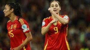 BERNA (SUIZA), 11/07/2025.- La delantera de España, Esther González, celebra el tercer gol del combinado español durante el partido del Grupo B de la Eurocopa 2025 que han disputado hoy viernes las selecciones de Italia y España, en el Estadio Wankdorf, en Berna (Suiza). EFE/ Ana Escobar