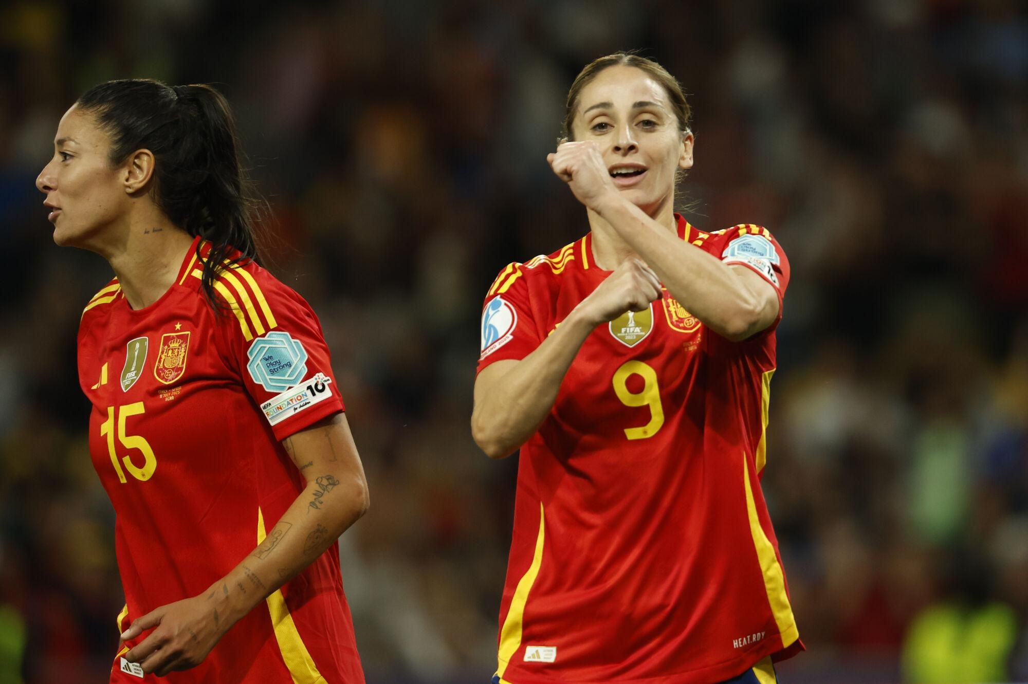 BERNA (SUIZA), 11/07/2025.- La delantera de España, Esther González, celebra el tercer gol del combinado español durante el partido del Grupo B de la Eurocopa 2025 que han disputado hoy viernes las selecciones de Italia y España, en el Estadio Wankdorf, en Berna (Suiza). EFE/ Ana Escobar
