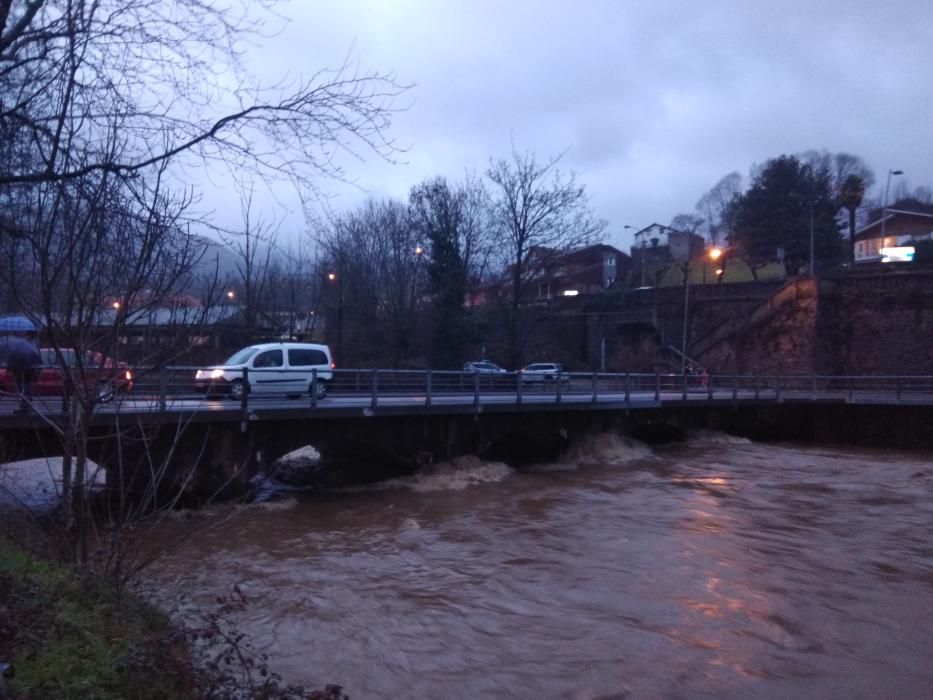 Tiempo en Asturias: Las espectaculares imágenes de las riadas, argayos e incidencias del temporal