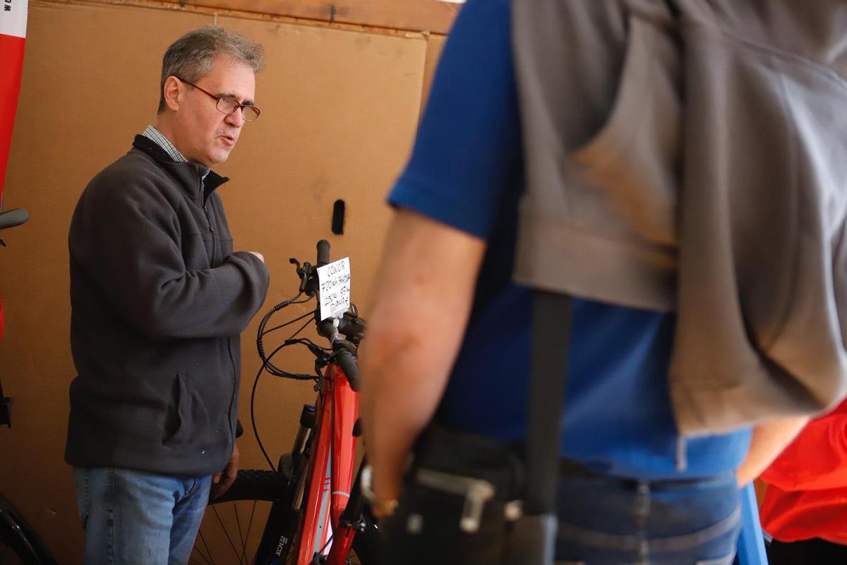 Javier López, propiertario de Ciclos Cabrera, atendiendo a un cliente