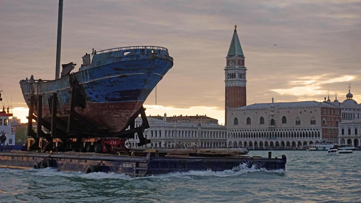 Barco que se hundió en 2015 con 700 inmigrantes llega a la Bienal de Venecia convertido en obra de arte