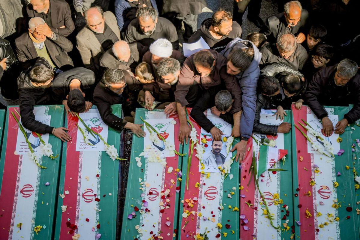 Qom, 5 mar 2026. Asistentes al funeral de personas muertas en la guerra de Estados Unidos e Israel contra Irán. Washington y Tel Aviv lanzaron ataques contra Irán el 28 de febrero, en los que murieron el líder supremo iraní y altos mandos militares, lo que desencadenó represalias iraníes contra Israel y distintos puntos del Golfo