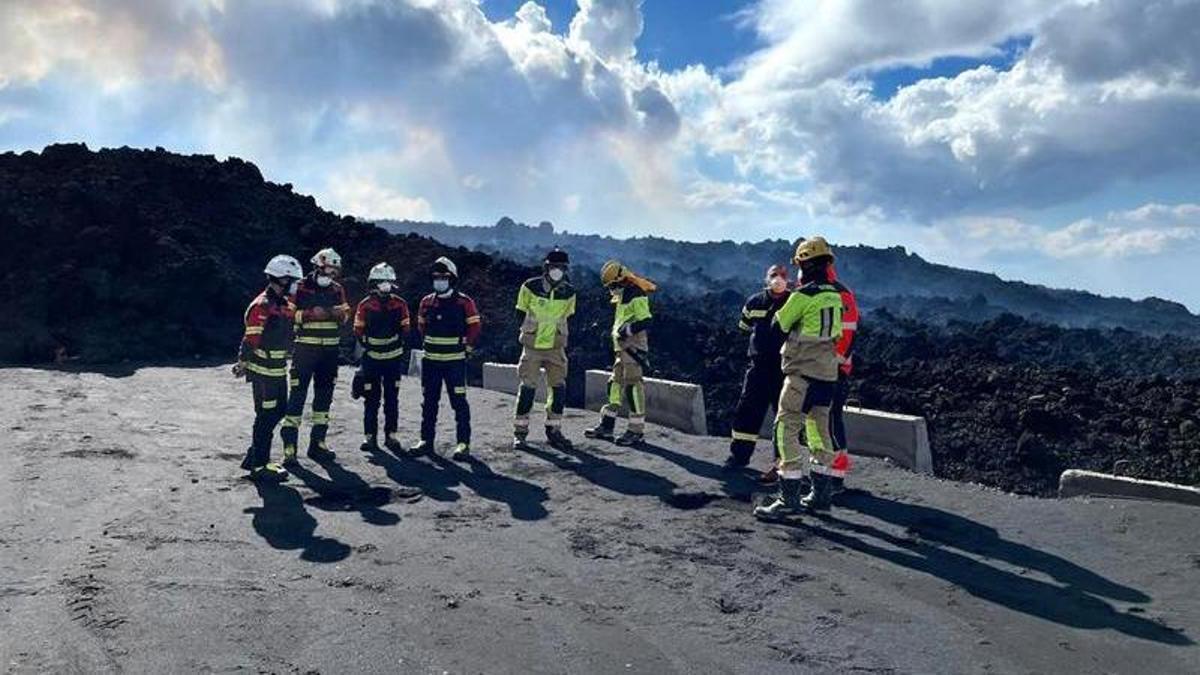 Los bomberos del CPEI, junto con sus compañeros de profesión de las Canarias, esta semana trabajando en el volcán de La Palma.
