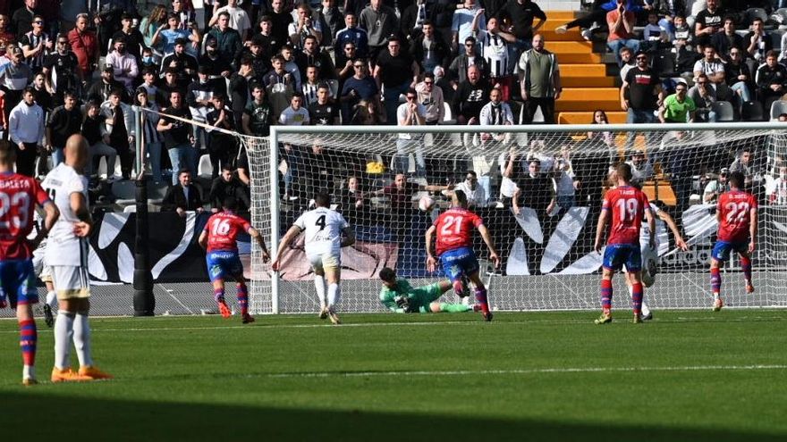 Momento en el que Crettaz detiene el penalti al Calahorra.