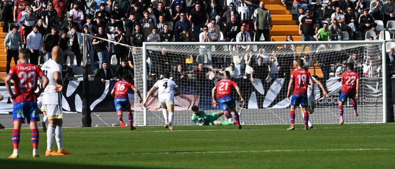 Momento en el que Crettaz detiene el penalti al Calahorra.