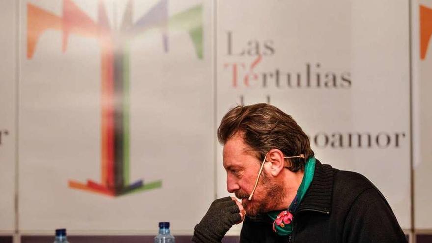 Ray Loriga, durante su charla ayer en el Salón de Té del teatro Campoamor.