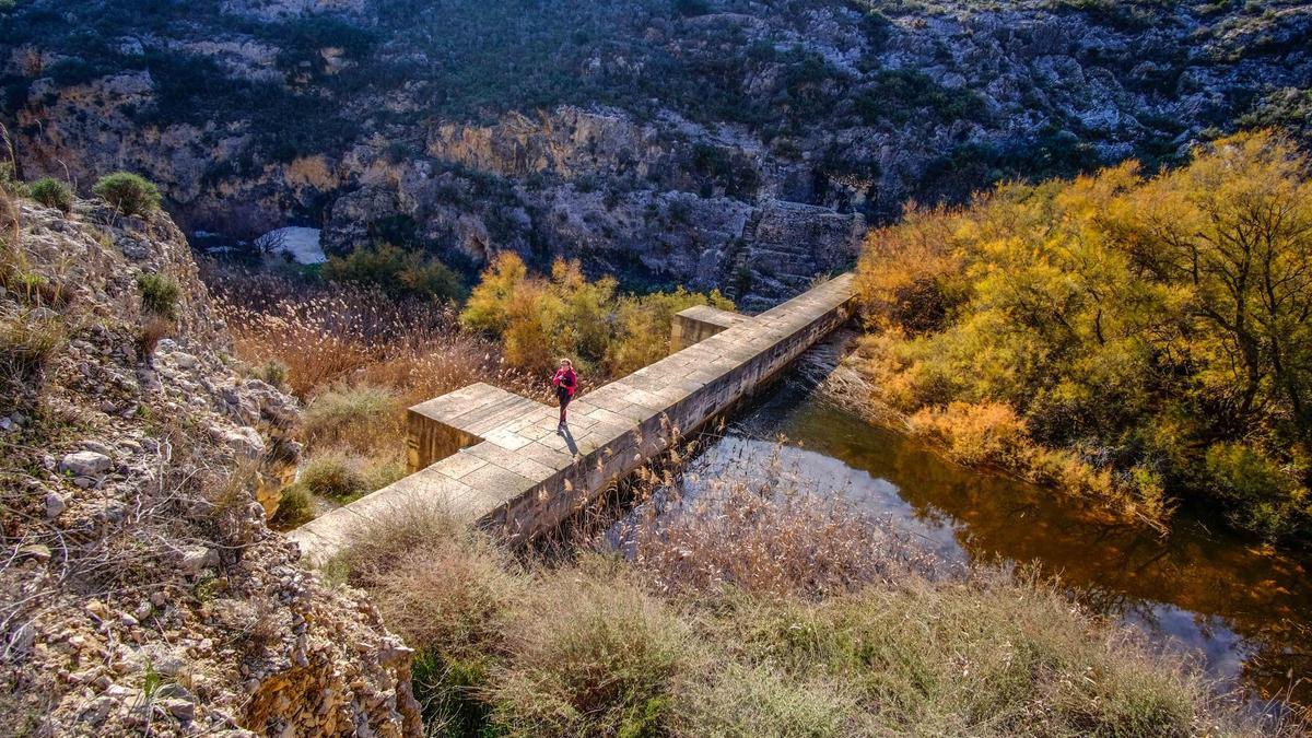 El pantano de Elda, sobre el que pasará el tendido eléctrico de la planta de Salinas