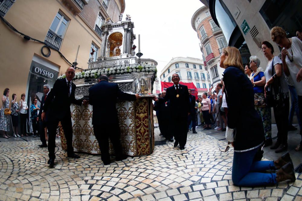 Málaga celebra el Corpus Christi en domingo y pese a las nubes que poco a poco ocupan los cielos, se palpa la alegría de vivir del arranque del verano