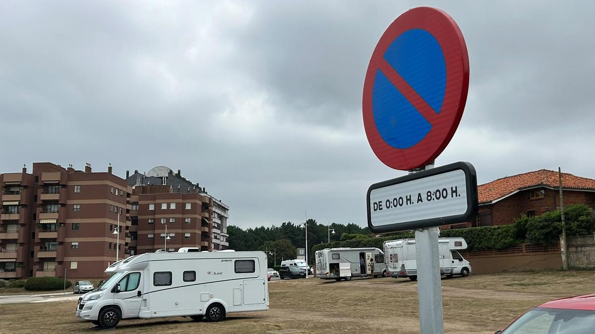Las nuevas señales que prohíben el estacionamiento nocturno en las zonas verdes de Pablo Laloux de Salinas.