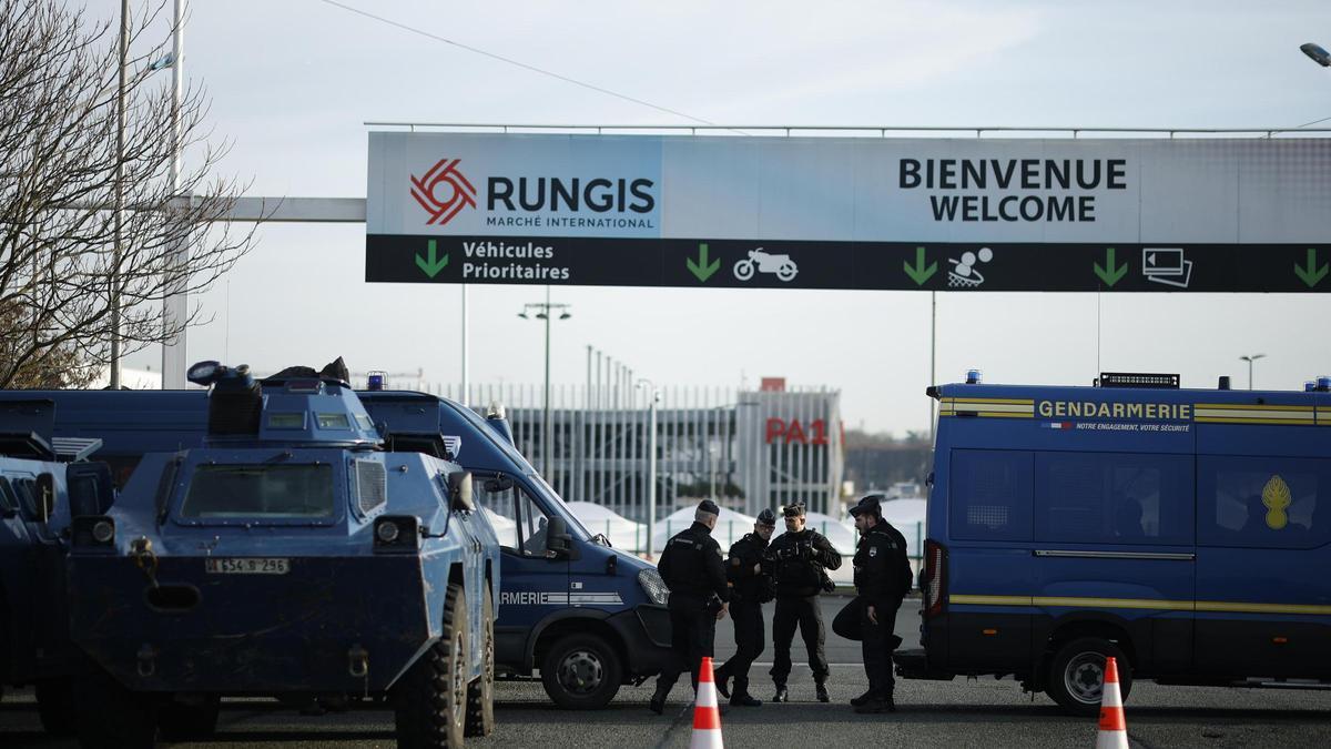 Vehículos blindados de la policía francesa están estacionados en la entrada de la ciudad de Rungis, cerca de París