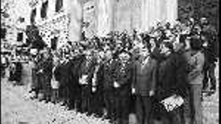 josé huesca
Concentración en el Congreso contra la guerra. Diputados de todos los grupos parlamentarios, salvo el PP, se concentraron al mediodía de ayer durante cinco minutos en la Puerta de los Leones del Congreso, donde gritaron &quot;No a la guerra&quot;. Al acto, que había sido promovido por Izquierda Unida con motivo del cuarto aniversario del inicio de la intervención militar en Irak, se sumaron también trabajadores de la Cámara Baja. En la fotografía, una imagen de la protesta.