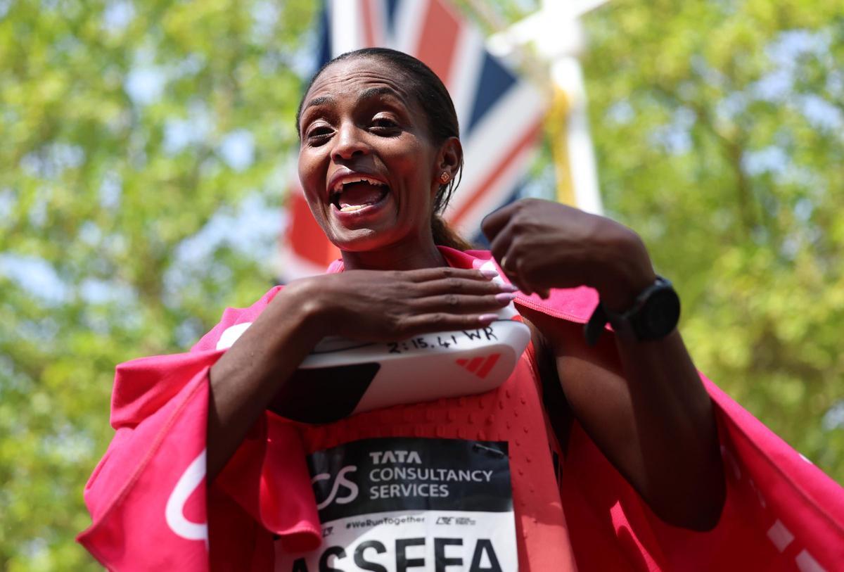 Tigst Assefa celebra su triunfo en la categoría femenina en Londres.