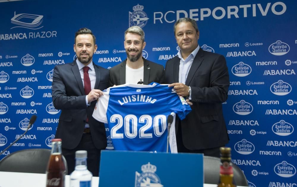 Luisinho comparece junto a su representante, Jorge Teixeira, y el presidente del Deportivo, Tino Fernández, para informar de su continuidad en el equipo blanquiazul hasta 2020.