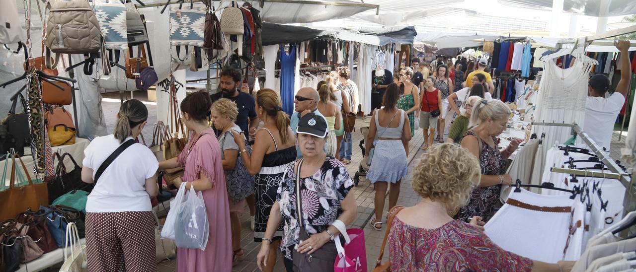 Público en el mercadillo de Las Setas en Noreña ayer.